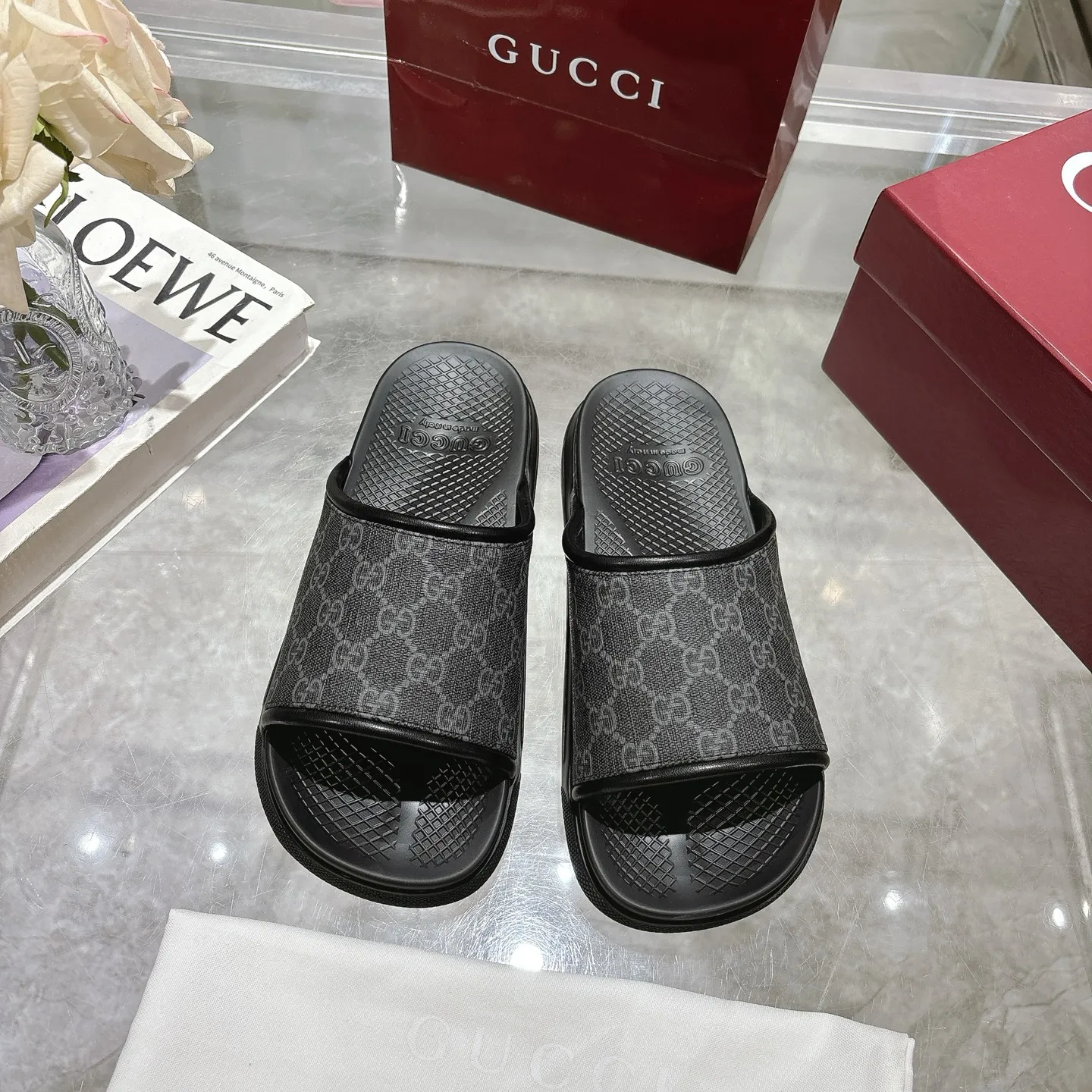 p400🐮🐮New summer men's slip-on slippers. Inspired by the summer spirit and beach clubs of the Italian coast, this piece is part of Gucci Lido. The Pre-Fall collection reinterprets the brand's signature elements and sophisticated patterns in a contemporary way. Made from black rubber, these flat sandals feature a slip-on design that reinterprets the brand's distinctive green and red web design. GG Classic Upper Men's Molded Rubber Footbed Gucci Logo Flat Made in Italy Size: Men's 40 to 47,